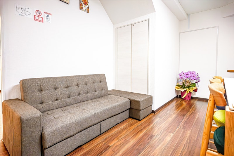 Yayoi Hotel（弥生旅館）にはゆったり座れるニトリ製のソファーベッドも設置してあります。