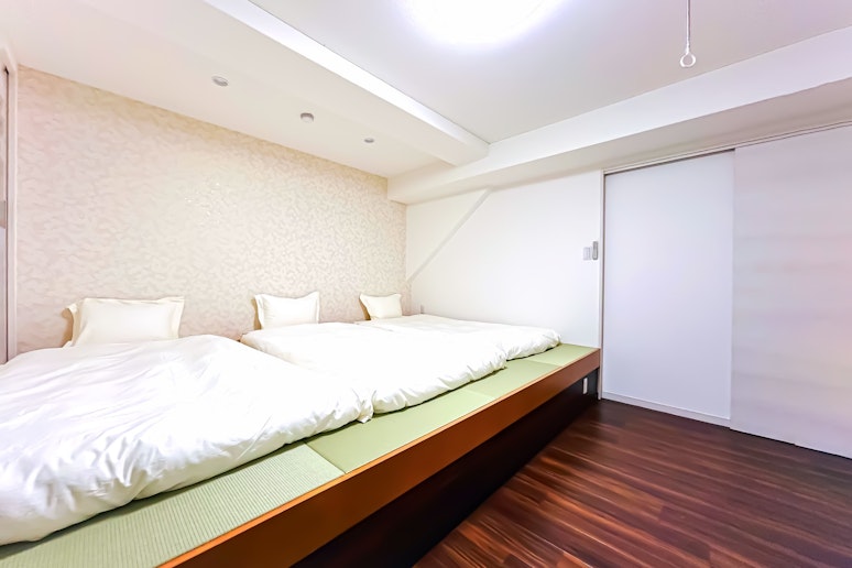 照明もリモコン式のため、枕元で照明を消すことが可能です。また、Daikinのエアコンも設置して...