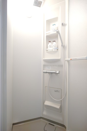 弥生旅館（YayoiHotel）の1階にシャワー室は2つあり、こちらのシャワー室はコンパクトな...