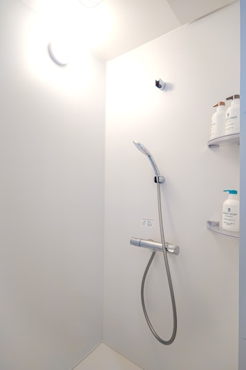 弥生旅館（YayoiHotel）の1階にシャワー室は2つあり、こちらのシャワー室は広い仕様とな...