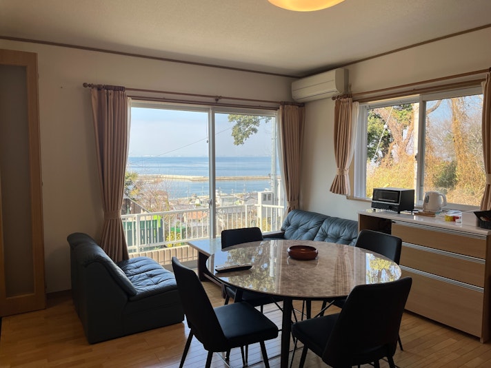 リビングから海が見えます。