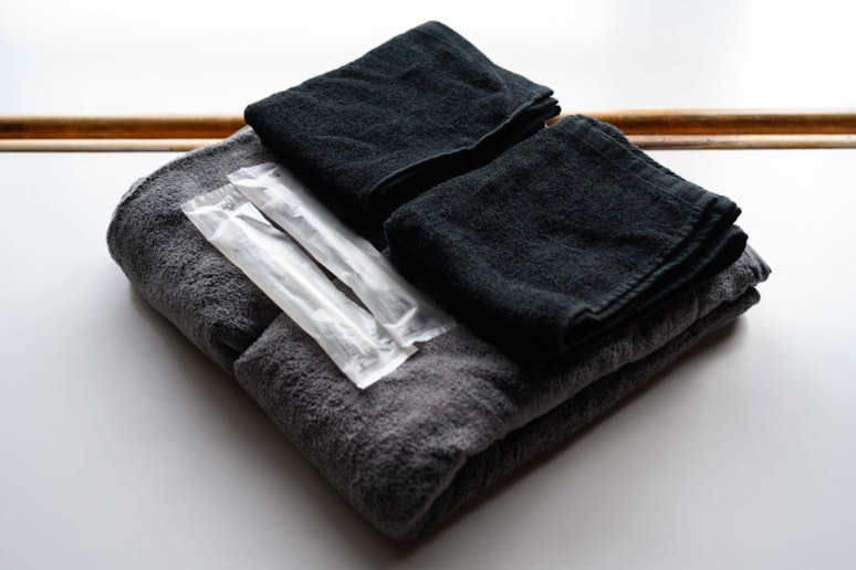 バスタオル＋フェイスタオル＋歯ブラシ（歯磨き粉付）