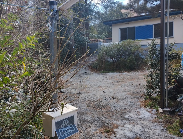 写真の手前左に駐車場が御座います