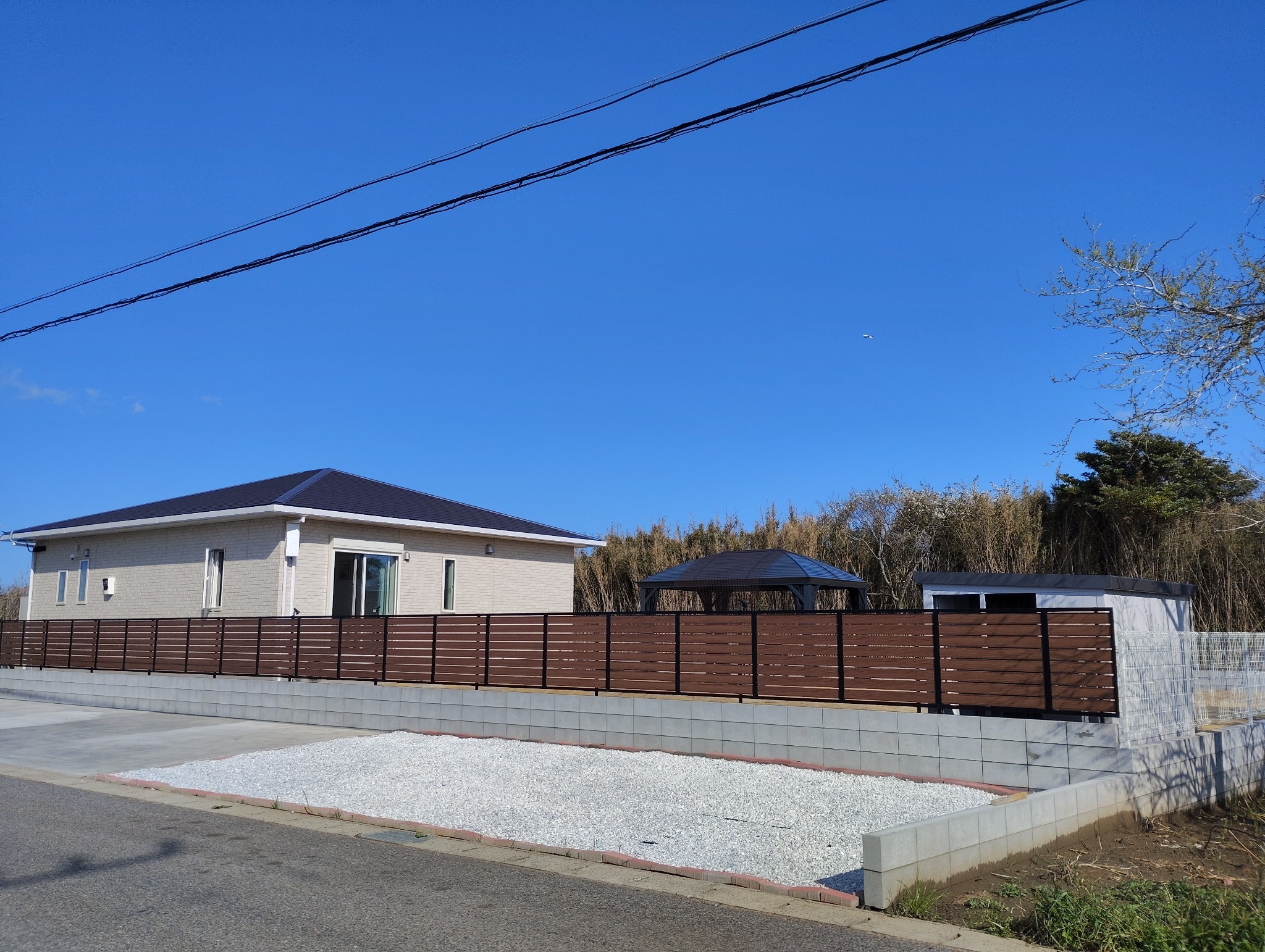 道路沿いでわかりやすい外観