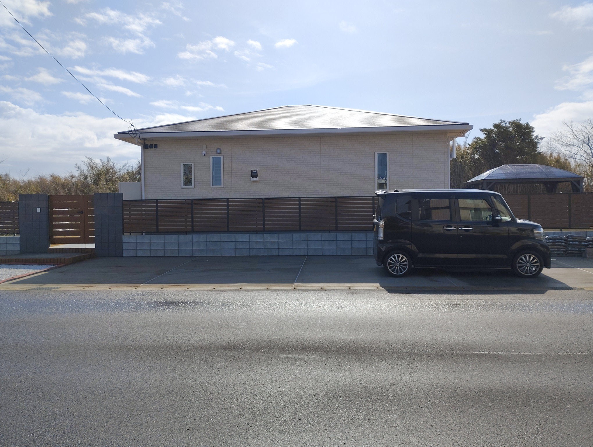 駐車場が広いので縦列駐車で停めやすいです。