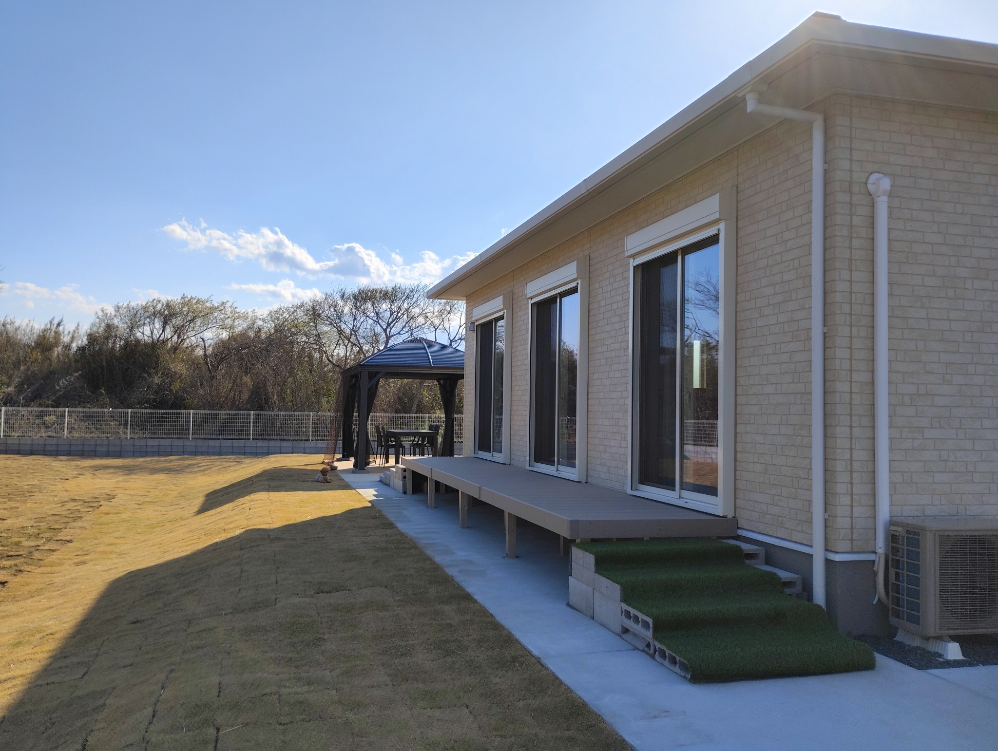 ウッドデッキからBBQスペースへ