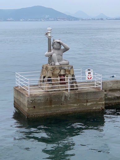 港の入り口の鬼の灯台