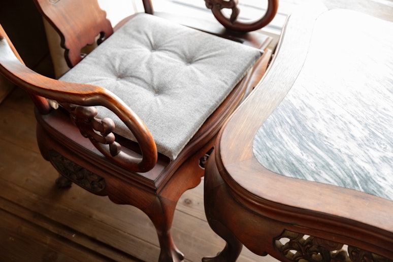 居間のテーブル、イス