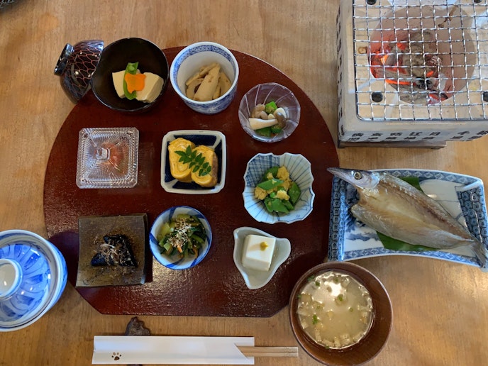 自分で七輪で干物を焼く朝食