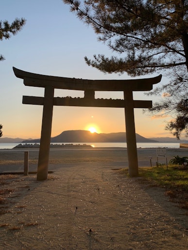 八幡さまの鳥居越し屋島から登る朝日
