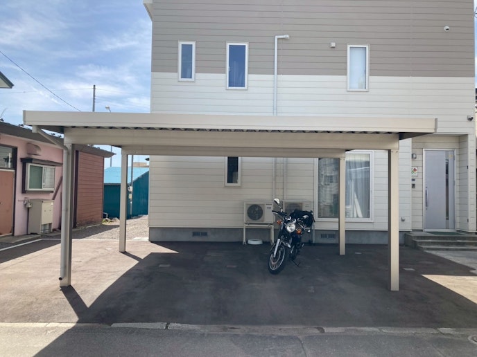 屋根付バイク駐車場　土日祝のみ利用可