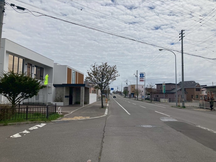 富岡本通線からkomorebiへの入口景色　右手にヤマト運輸富岡店目印