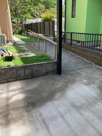 駐車場から玄関へのスロープ　From parking to the front door