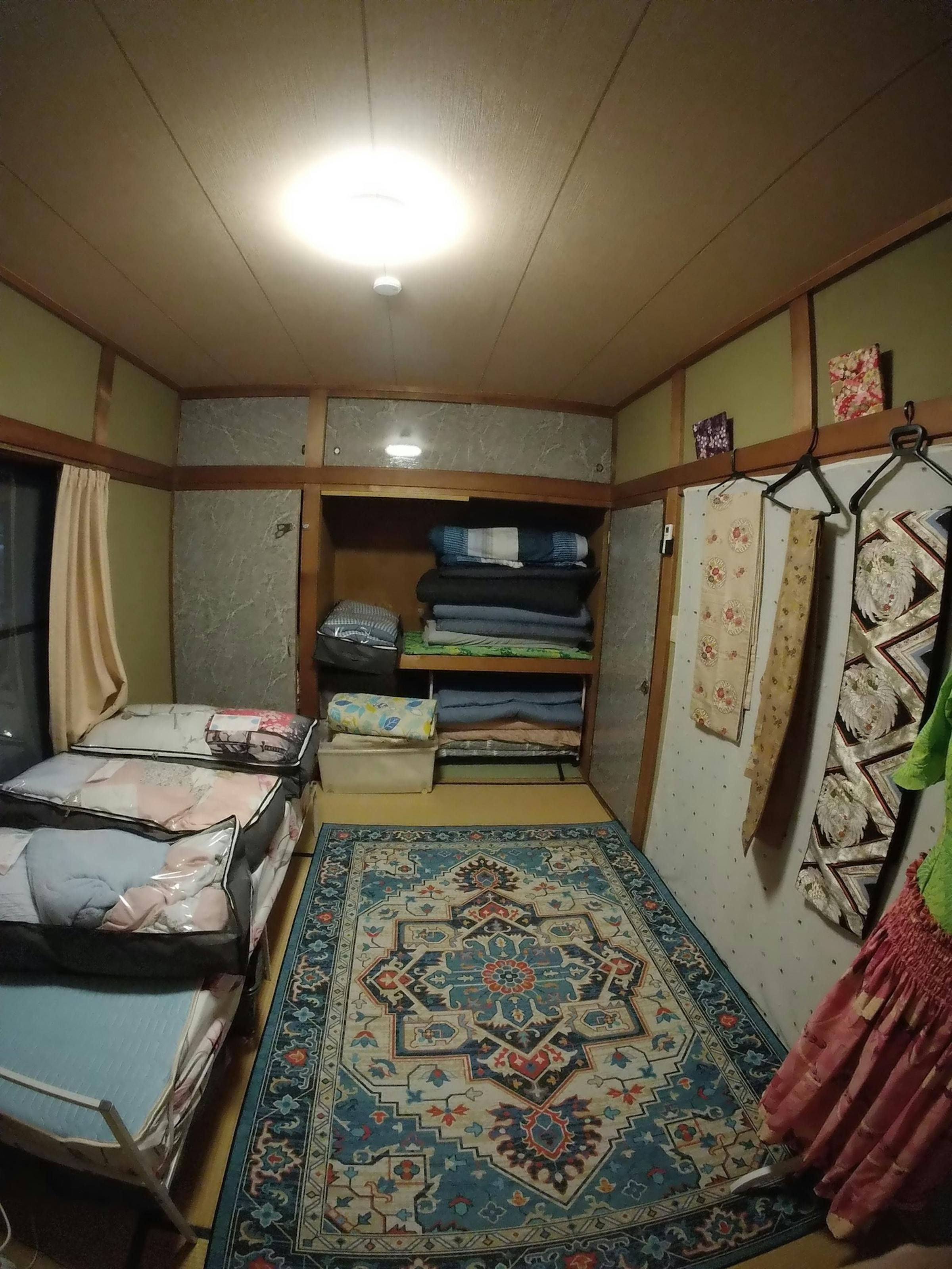 和室ベランダ側　ベッド1台　押入