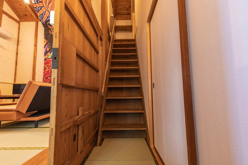2階への階段は急です