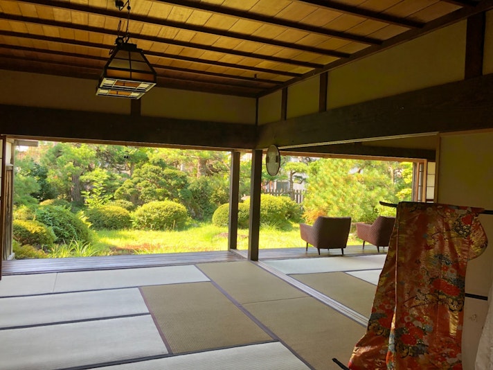 古民家の縁側に腰掛けて、日本庭園を眺めるのも素敵な時間(こちらには宿泊できません)