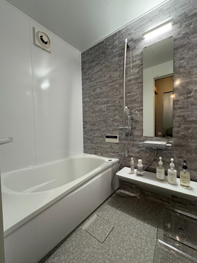 バスルーム：シャンプー、トリートメント、ボディソープ、洗顔料、クレンジング有ります