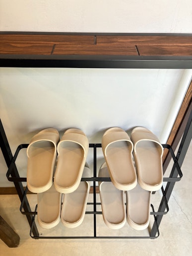 外履きサンダルご用意しています。バスルーム・サウナに行くときにお履き下さい。