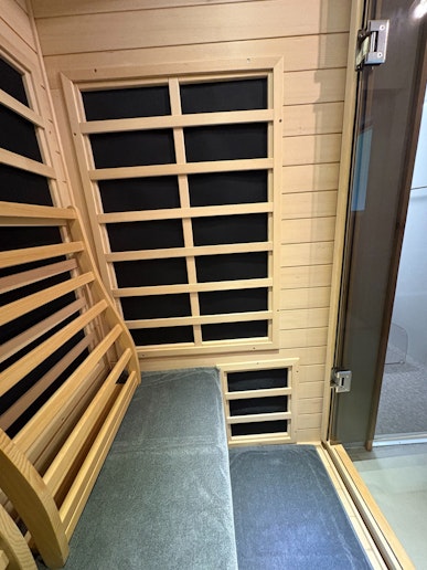 サウナ用タオルを敷いてご利用頂けます