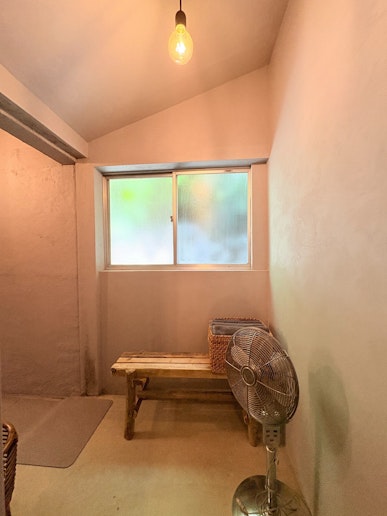 脱衣所にはベンチ、扇風機をご用意しています。