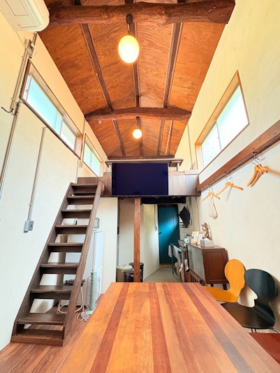 お部屋：解放感のある吹き抜けの高い天井