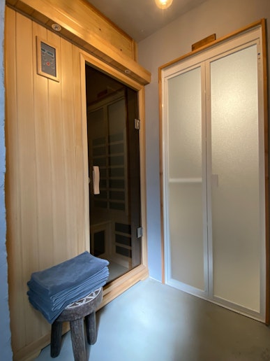 バスルームと低温サウナは隣合わせにあります