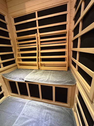 サウナ用タオルを敷いてご利用頂けます