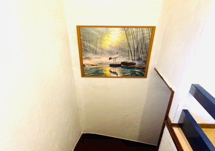 宿全体の雰囲気にもこだわり、絵が引き立つように心がけております。