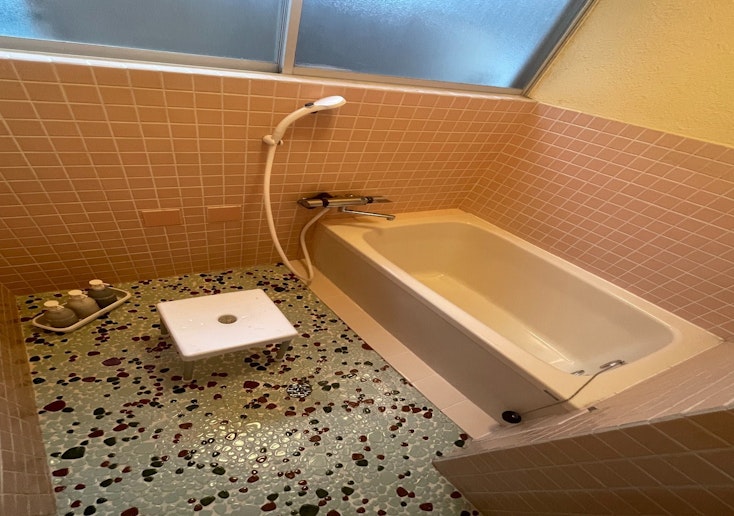 バスルームでは足を伸ばしてゆっくり浸かる。日頃の疲れを癒してください。