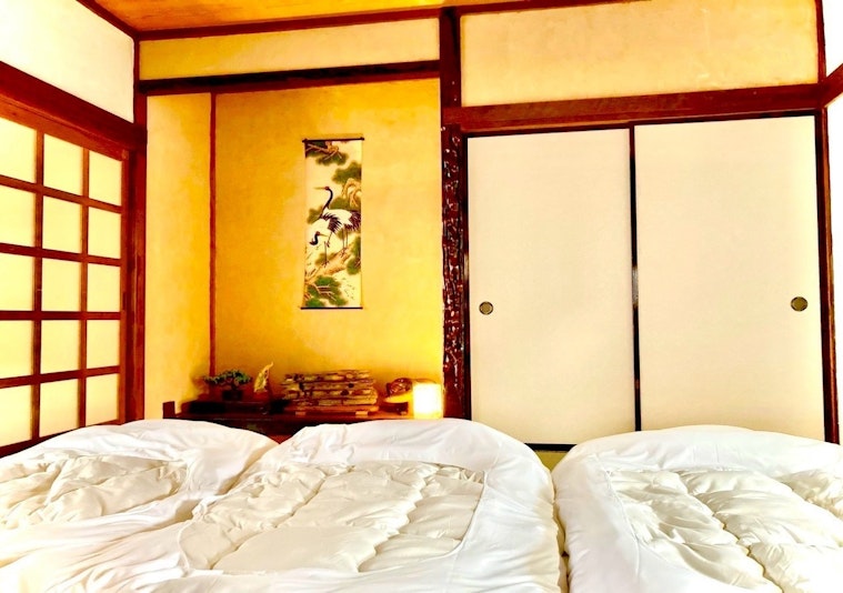 大和室でお布団を敷いて、皆で眠る。家族や友人と寝る前の雑談は一緒の思い出になります。