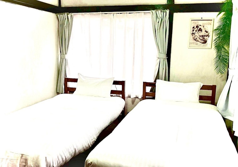 寝室ではシングルベッド2台を配置。しっかりとした作りのベッドで心地よく眠れます。