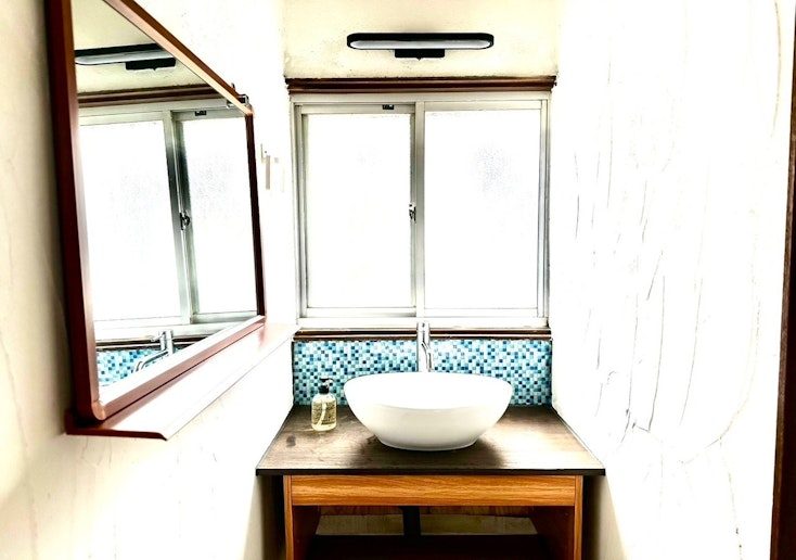 大きめのガラスと清潔感のある洗面台です。