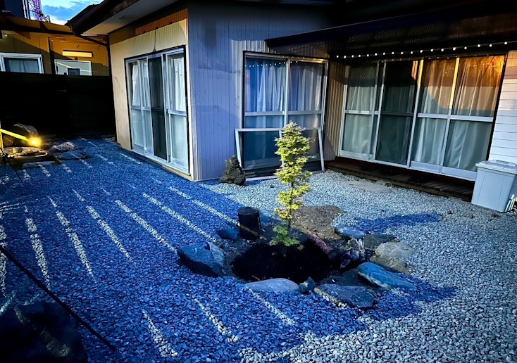 屋外の写真です。和風庭園をイメージさせる庭のデザインが魅力です。