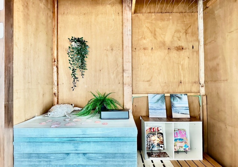 収納スペースにも遊び心が。旅行雑誌もありますよ！