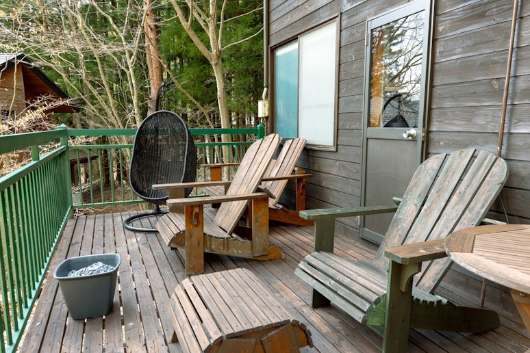 富士山や山々を眺めることができるウッドチェアをご用意しています。