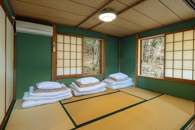 1階の和室。布団を敷いて就寝いただくスペースです。日本人には馴染みの風景です。外国の方は新鮮な...
