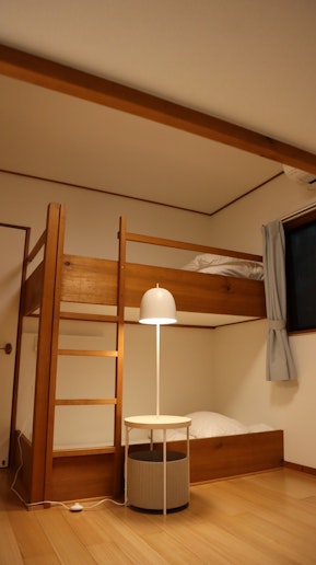 2段ベッドの下段壁面には、スマホ充電用のコンセントパネル＋スマホ置を用意しました。