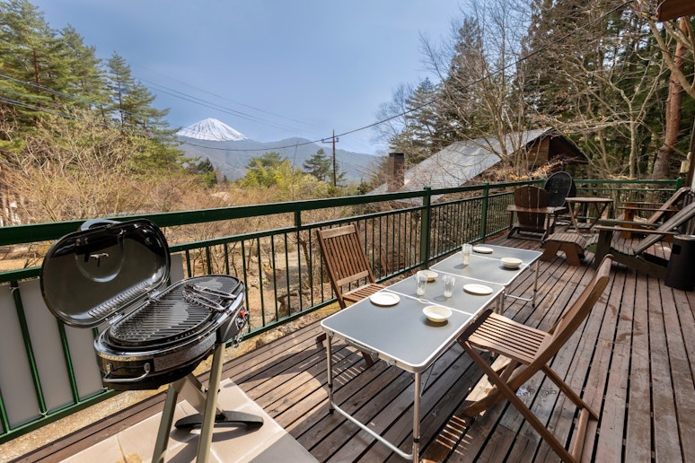 バルコニーからBBQをお楽しみいただけます。森林浴をしながら、お肉とお酒にホロっと酔いしれる。