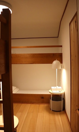 2段ベッドの下段壁面には、スマホ充電用のコンセントパネル＋スマホ置を用意しました。