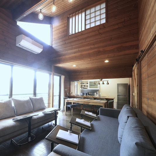 吹き抜けに注ぐ自然光が美しいLDで、スクリーンなしの打合せも、実施できます。