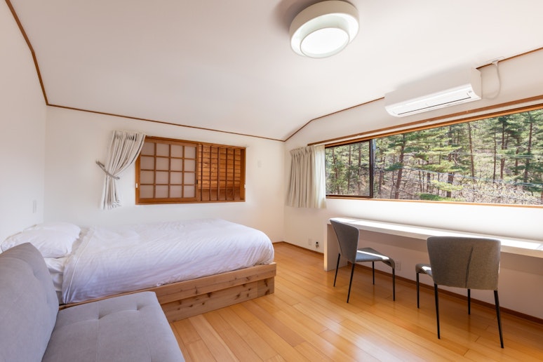 森の景色を前に静かな眠りを...