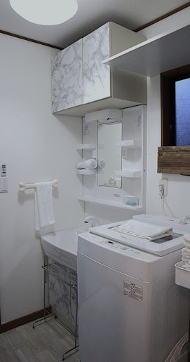 マーブル柄が、白基調の清潔な空間に映える、ランドリールーム。