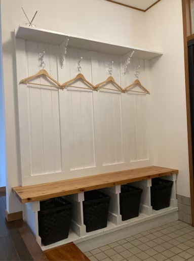 玄関のコート掛けは英国調です。