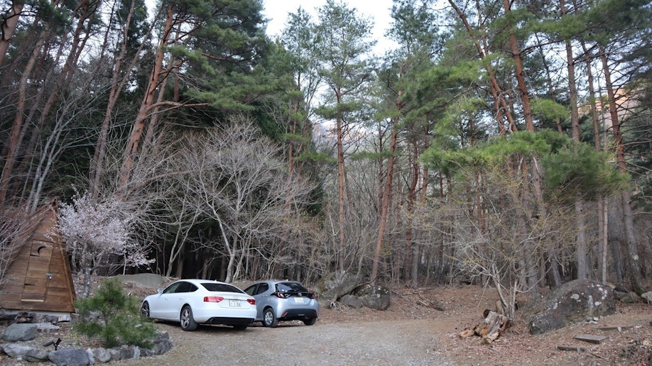 森に囲まれた駐車スペースです。