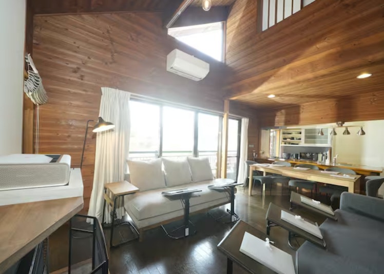 吹き抜けに注ぐ自然光が美しいLDで、スクリーンなしの打合せも、実施できます。