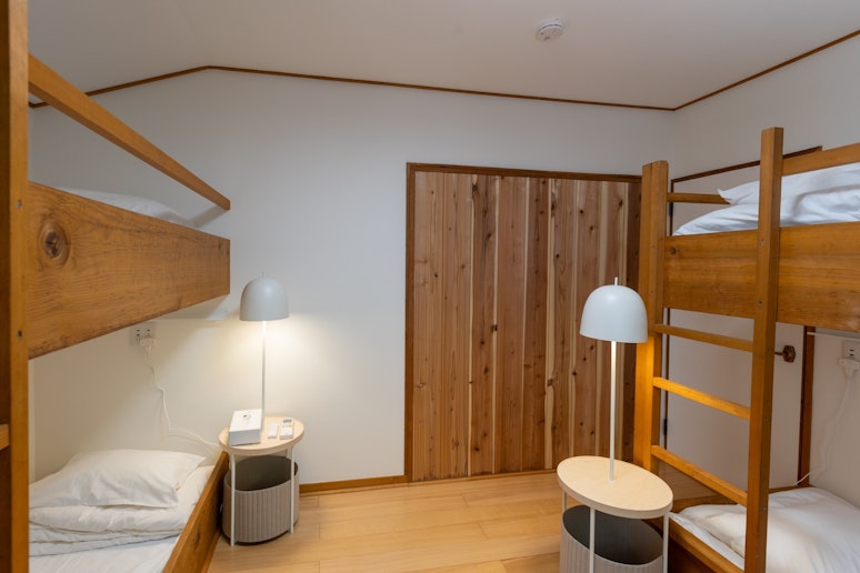 2階にある、2段ベッド2台のお部屋。秘密基地で今日あったことを語らいましょう。