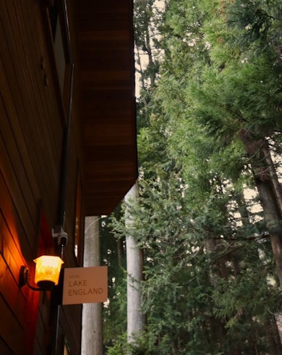 夕暮れのホテル入口。