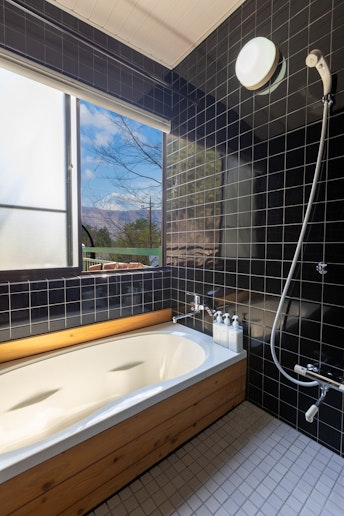 黒を基調としたバスルームです。広々として気持ちのよいお風呂でのんびり出来ます。天気が良ければ、...