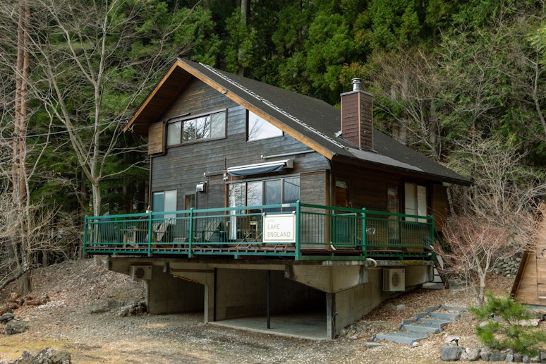静かな森の中にあるロッジ...バルコニーからの景色が魅力です。