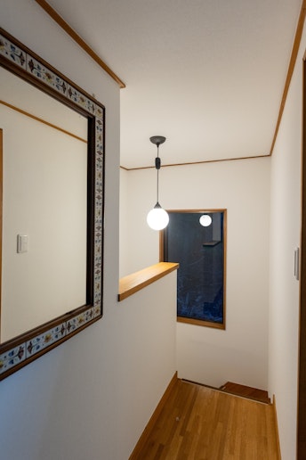 2階廊下からの光景です。リビングで盛り上がった後は、お休みの準備を。